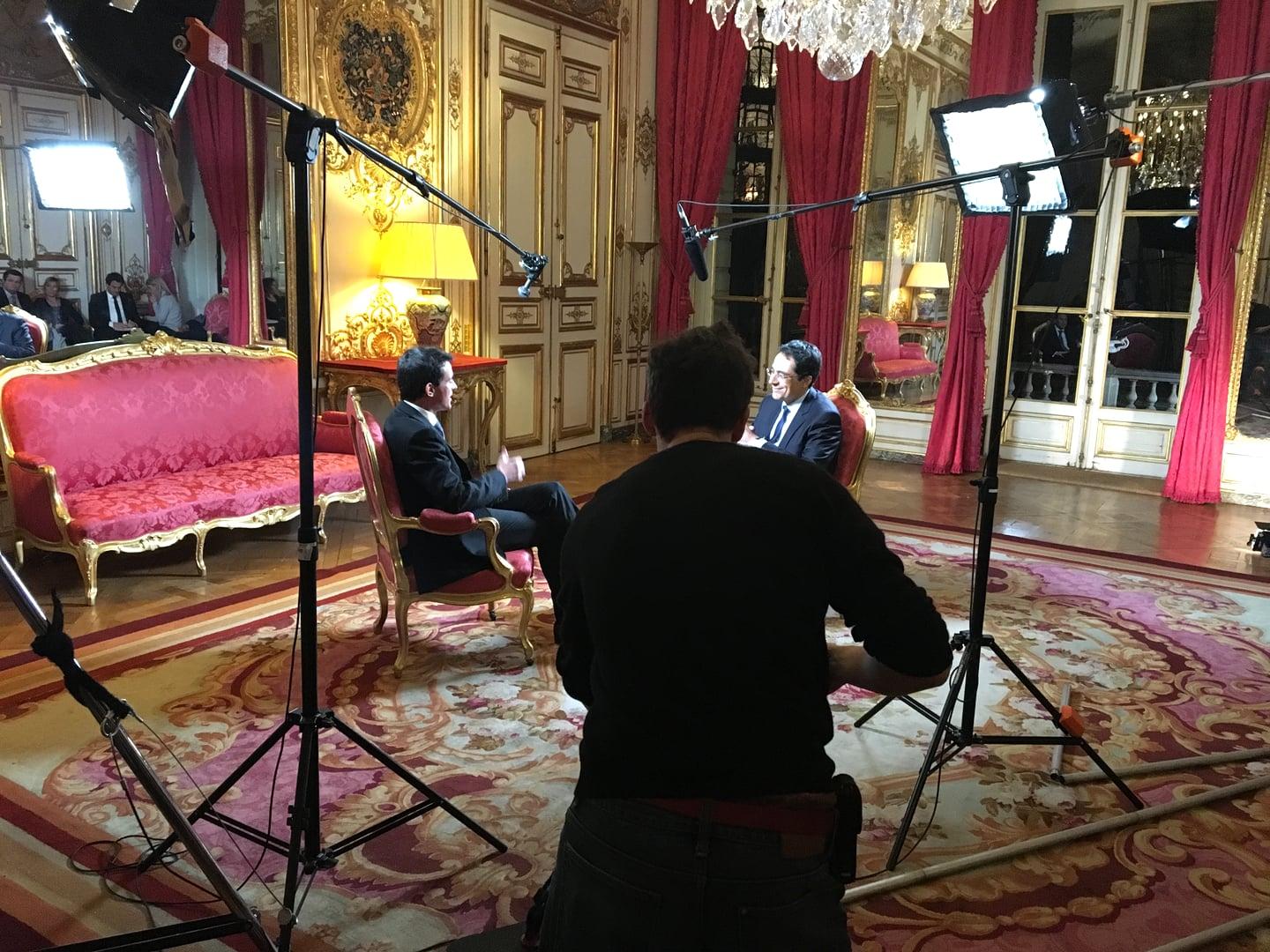 多机位政治访谈