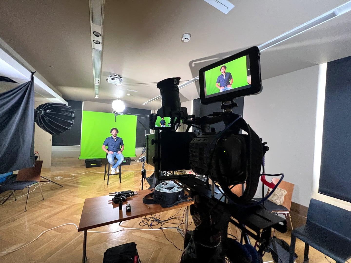 Reportage en direct sur fond vert en externe